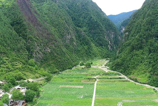 航拍视角下的世外桃源,群山环抱中的甘孜州孔玉乡色龙村