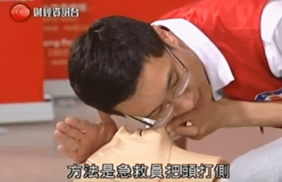 5)人工呼吸. 紧紧捏住鼻子,口部覆盖.3-5秒吹气一次,每次一秒钟.