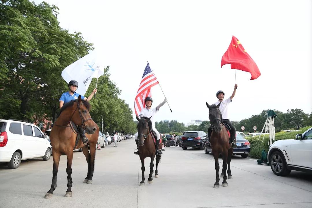 三面旗子随风舞动,即将传递到小旗手手中.