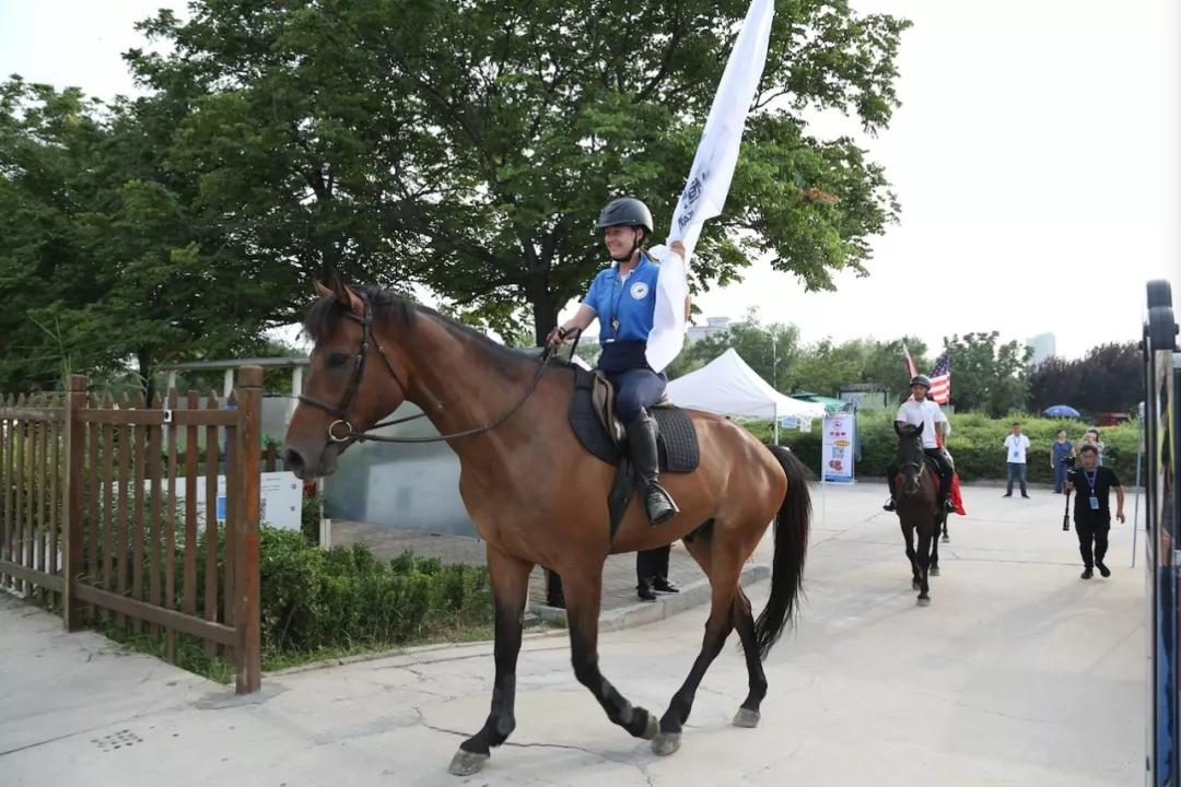 三面旗子随风舞动,即将传递到小旗手手中.