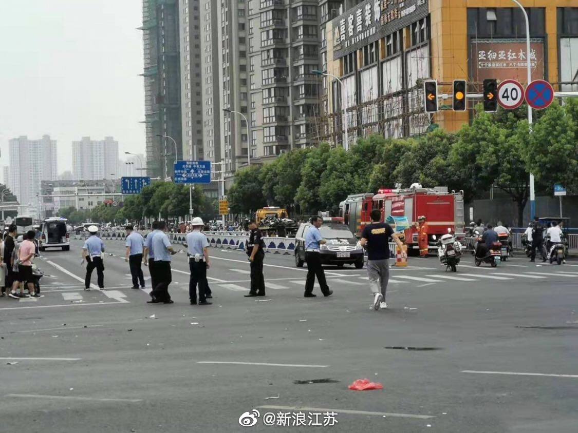 江苏常州发生车祸:奔驰撞倒多辆电动车,肇事者已被控制!