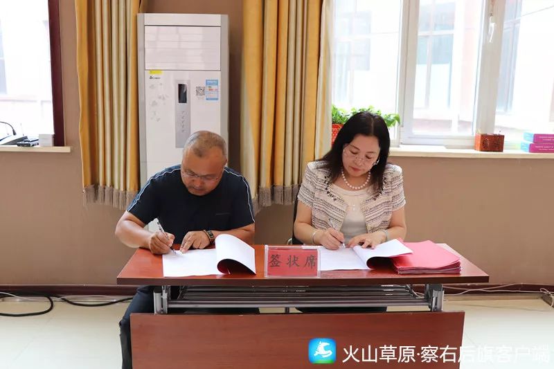 旗政府副旗长和英姿分别与食药安委有关成员单位负责人签订了2019年度