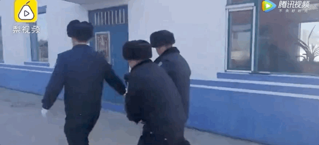 嘴里骂骂咧咧得不知在嘀咕啥 被傻子如此深情地瞅着 大哥有点懵 赶紧