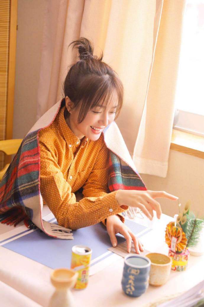 秦岚38岁生日照,一袭雾霾色仙气纱裙 夏日冰雪妆,美成人间仙子