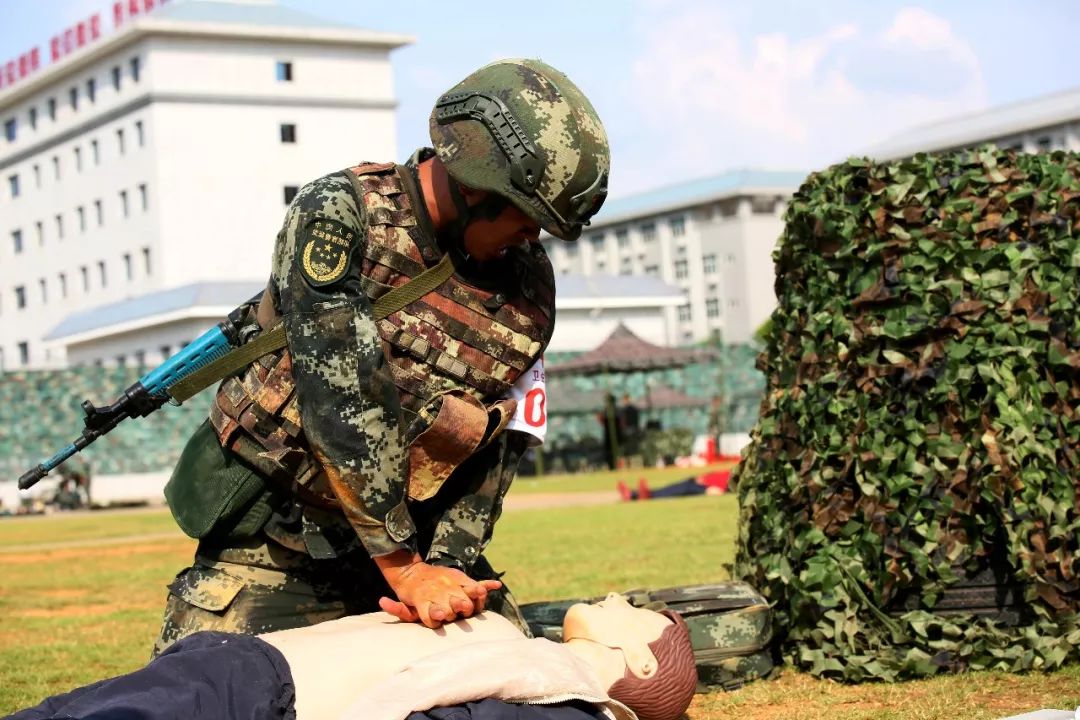 卫生专业兵正在为伤员做心肺复苏