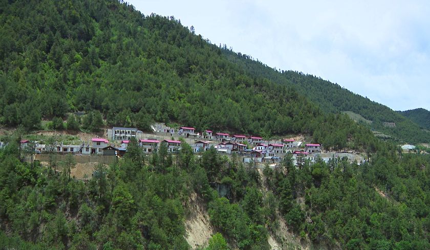在德钦县霞若乡各么茸村,有这样一支"剪刀队"