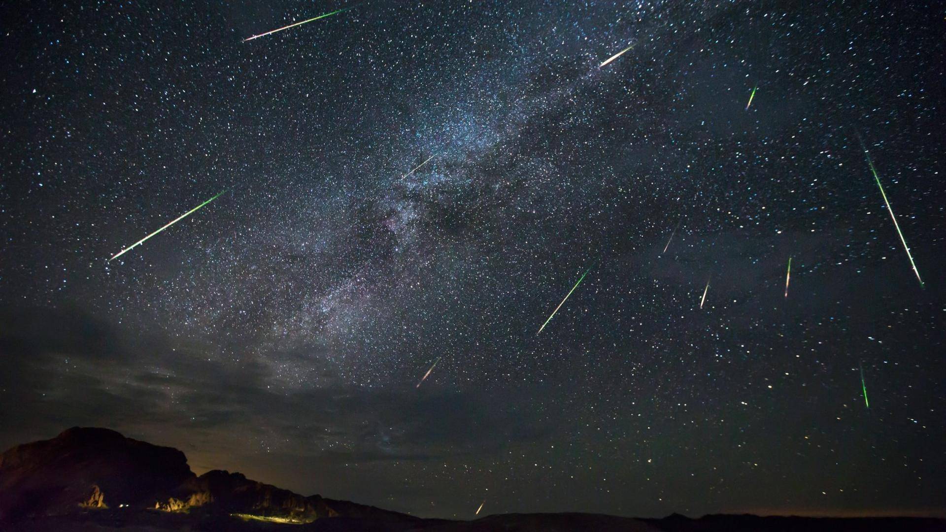 请定好您的闹钟今天天鹅座α流星雨将达到最大峰值