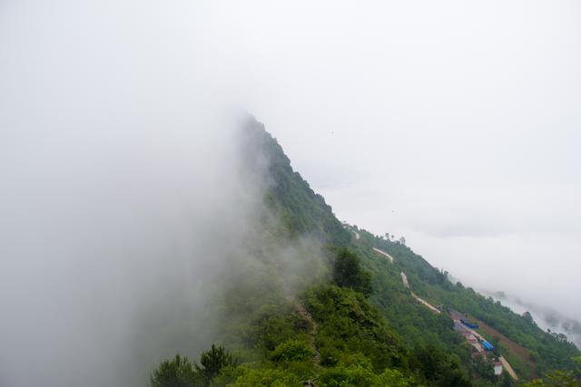 行走秦岭海棠山:9时37分,站在海棠山最高处,远处云雾渐渐散去