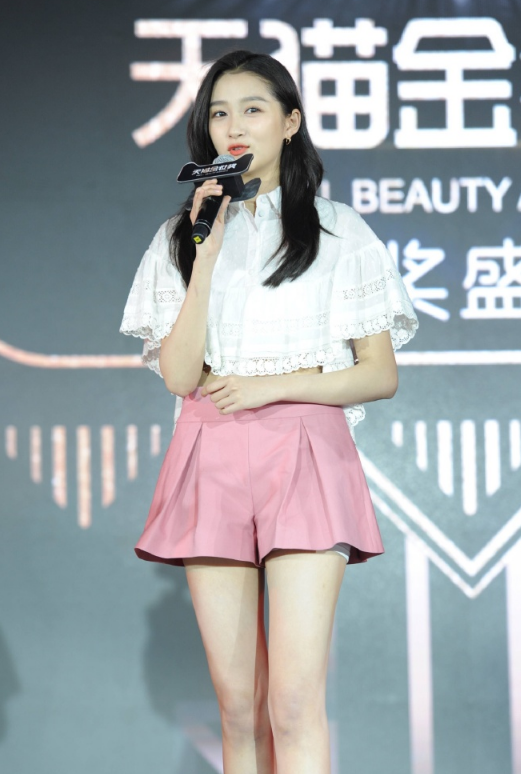 关晓彤不仅身材好,衣服的选择也是很棒,轻松打造大长腿