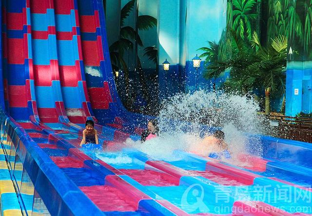智者乐水真不假 炎炎夏日青岛各家水上乐园受追捧