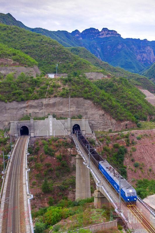 重载列车驶出太行山隧道 编辑:王向前