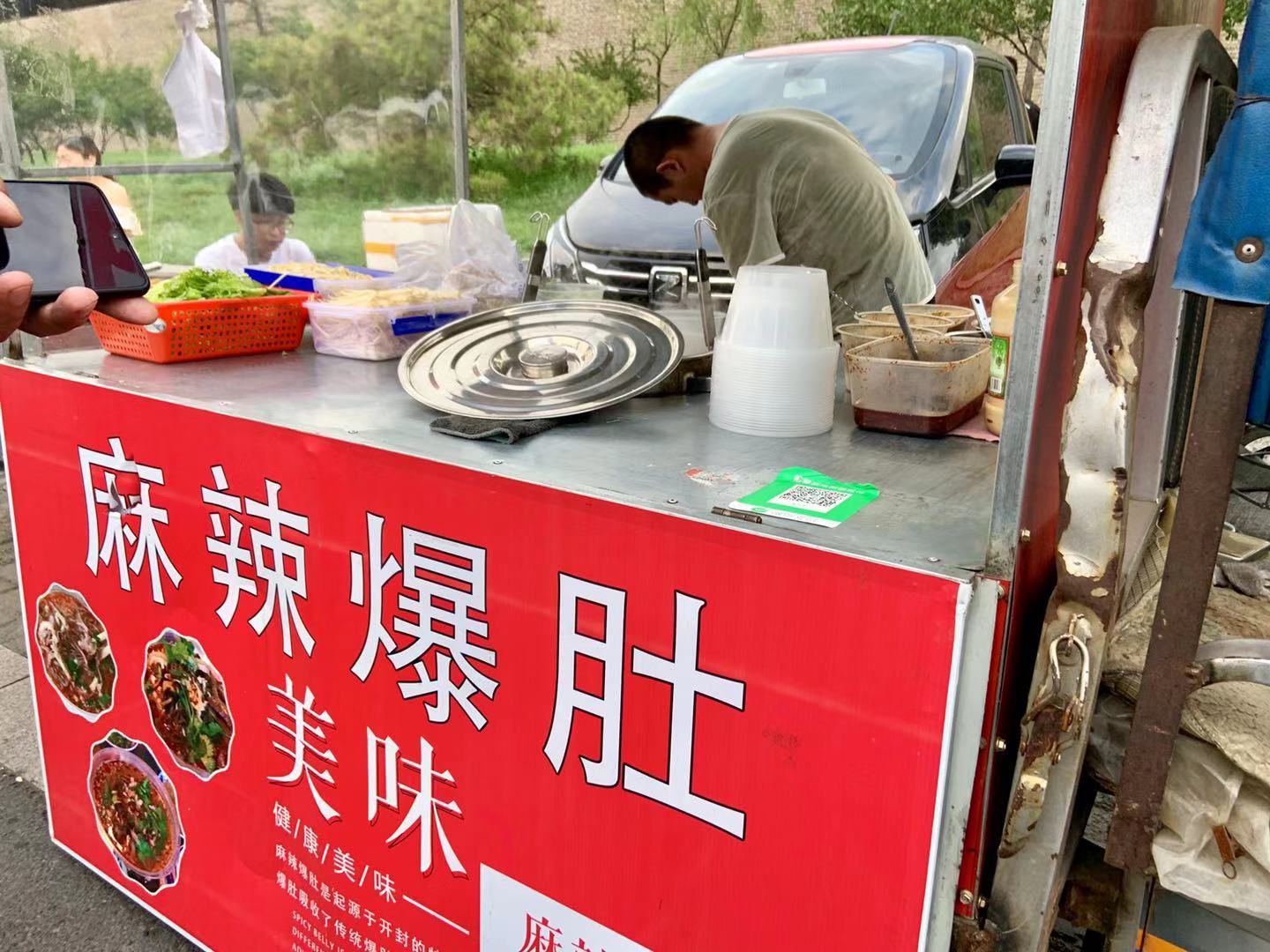 这条街小吃种类上百种,吃货风雨无阻,6个人80块钱吃到