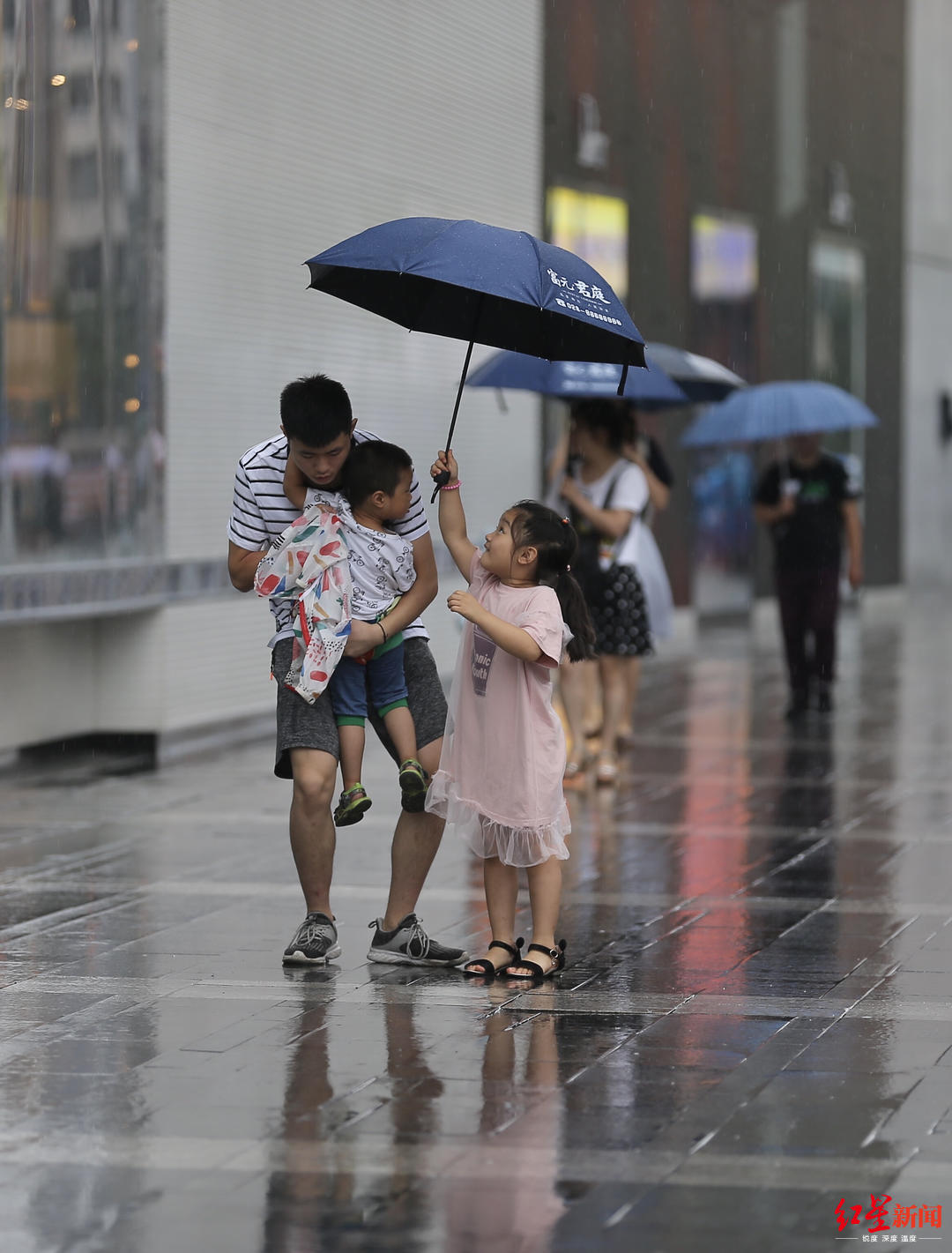 图集丨下雨天有一种温情叫我为你撑伞