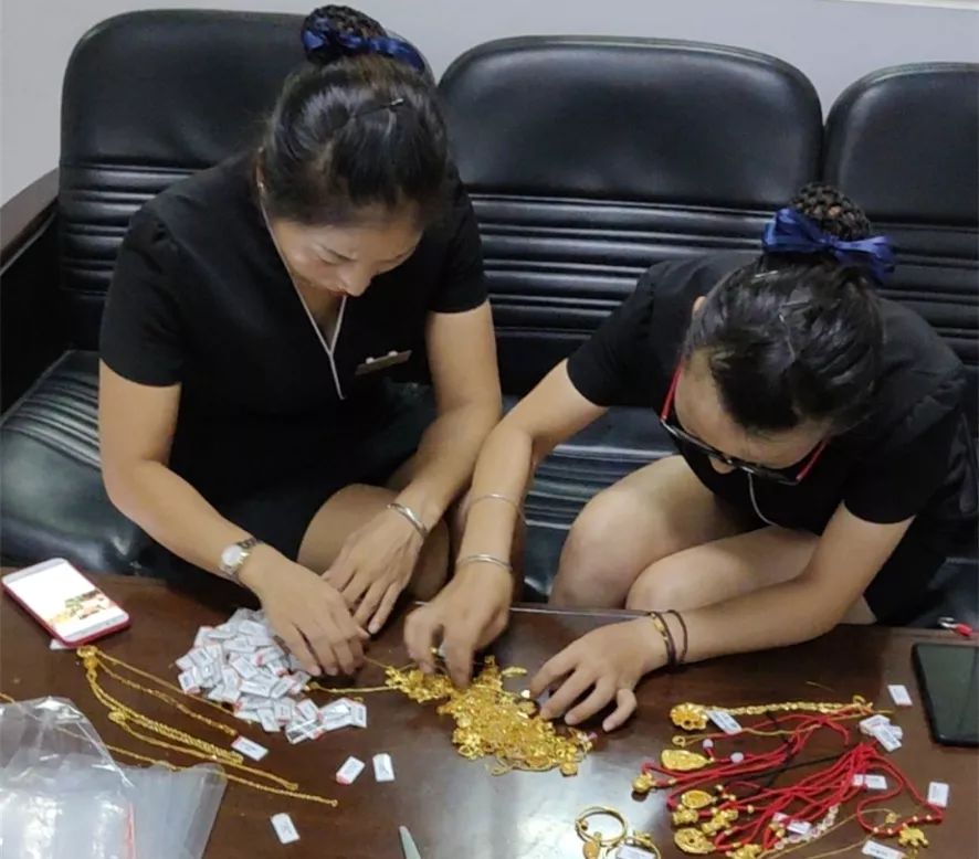 金店工作人员清点被追回首饰