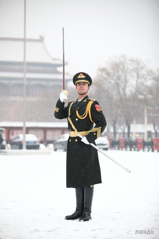 方城县人武部领导慰问国旗护卫队队长杜林家属