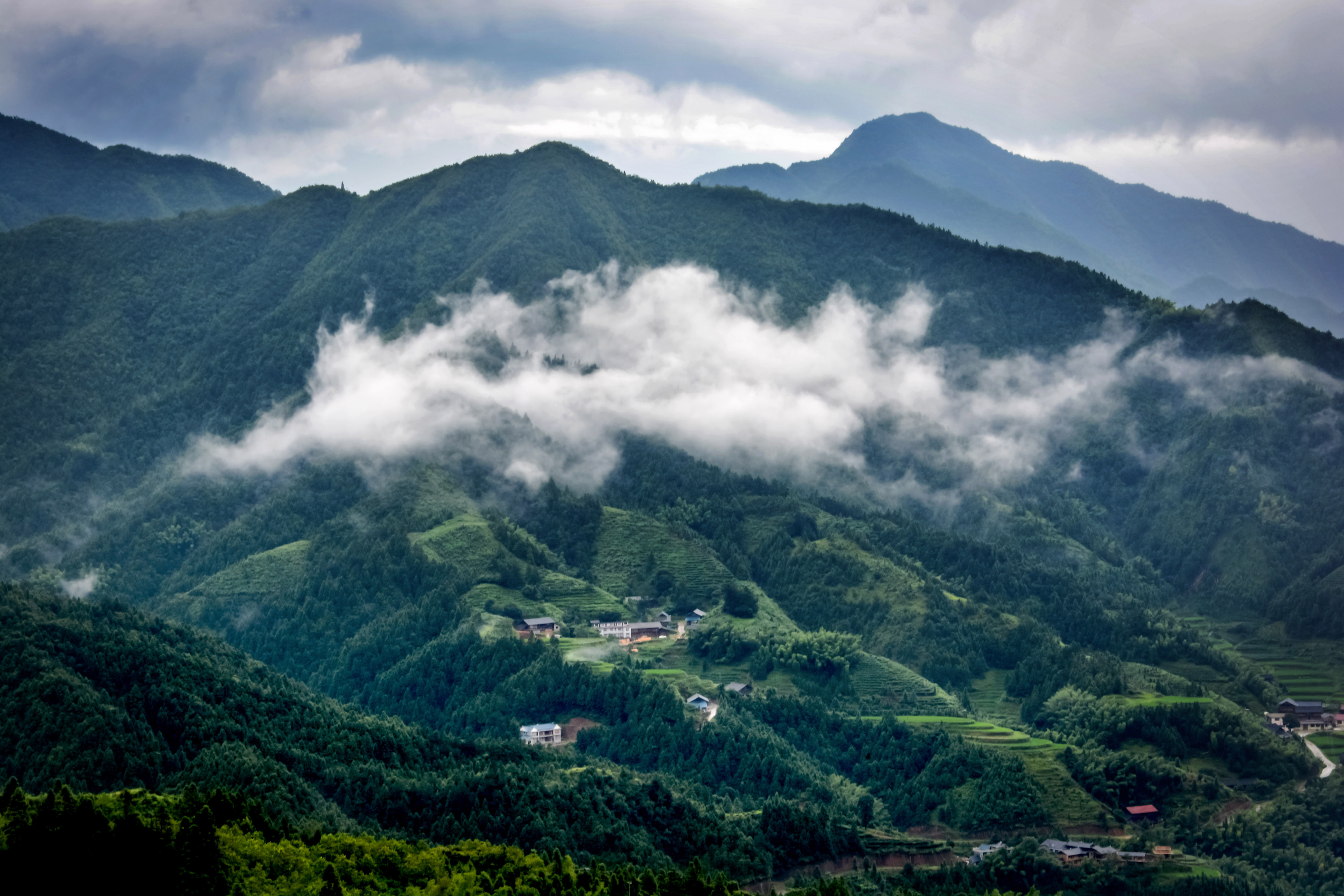 盛夏酷暑观景纳凉何处去中国花瑶虎形山云雾缭绕天高气爽最相宜