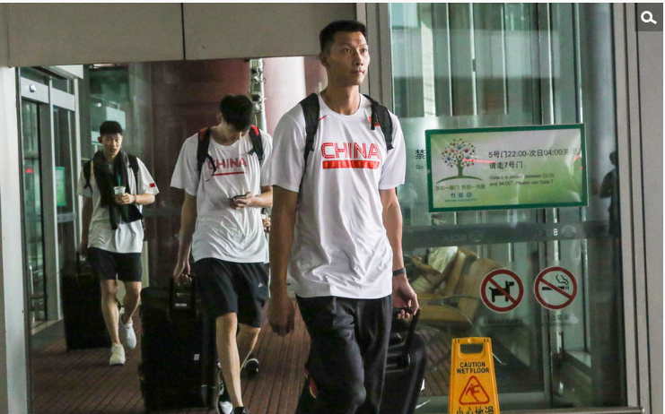 郭艾伦秀长腿,赵睿纹身吸晴,易建联