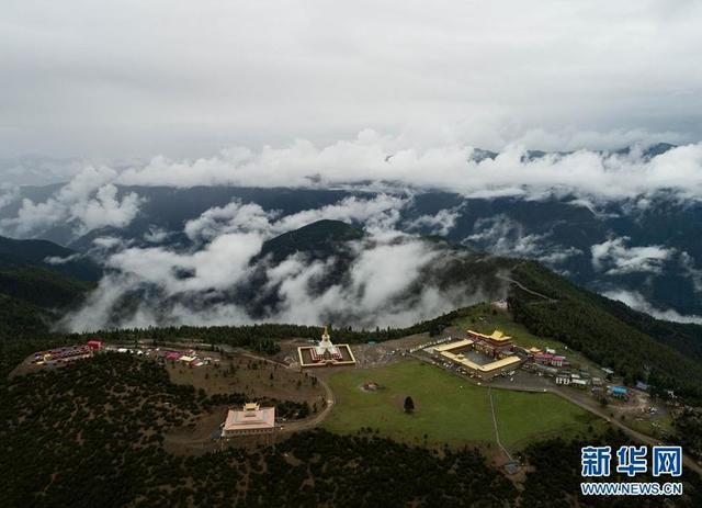 8月4日,在雅江县八角楼乡,云雾环绕在帕姆岭寺.