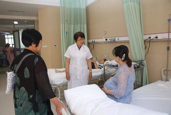 顺产时遇到男医生,产妇尴尬丈夫生气,看到医生的做法后连连道谢