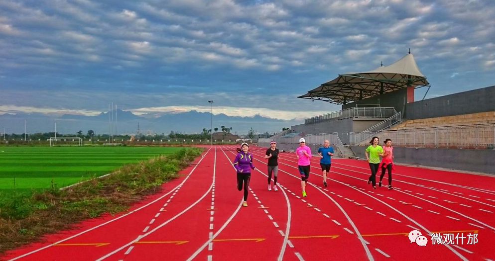 晨跑健身的人们 慢跑在大学操场的跑道上 迎着晨曦奔向美好生活
