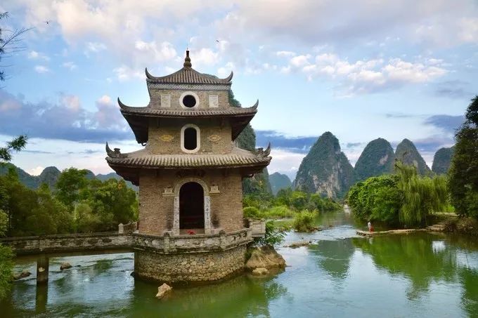 全国闻名的绣球一条街,依河而建,石板地面,两边有众多古建筑,大青砖