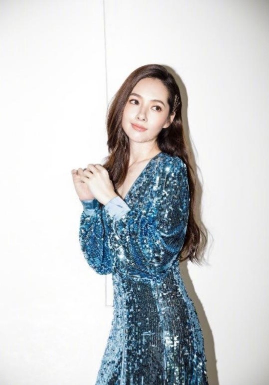 来跟着长发女神郭碧婷学穿搭一起闯荡时尚界吧