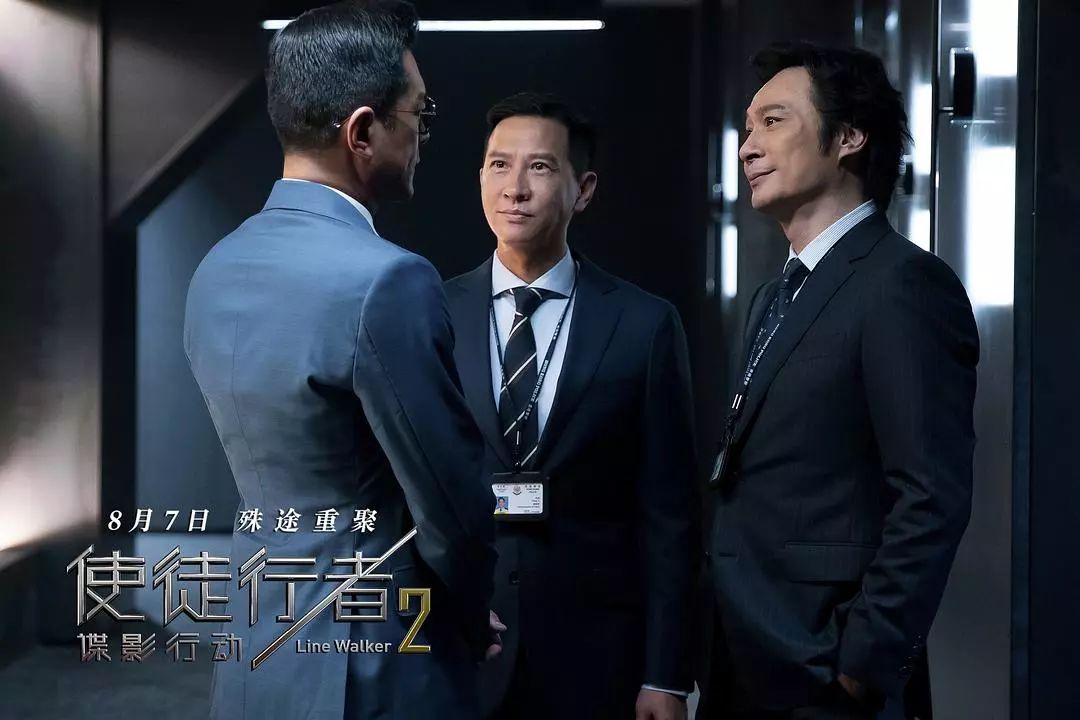 《使徒行者2》延续了"找卧底"的主题:一份暗网解锁的黑警信息,令警界