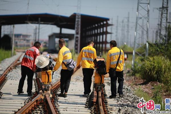 中国铁路成都局集团有限公司重庆工务段探伤车间职工在进行钢轨探伤