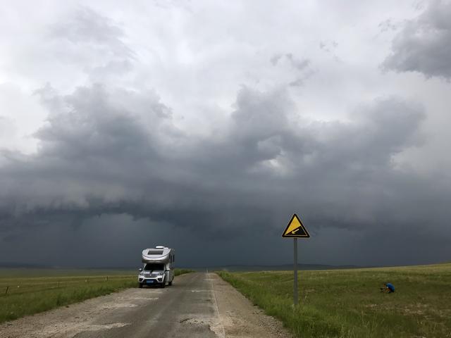 自驾房车在内蒙草原和暴风雨赛跑被巨大的乌云盖顶是什么感受