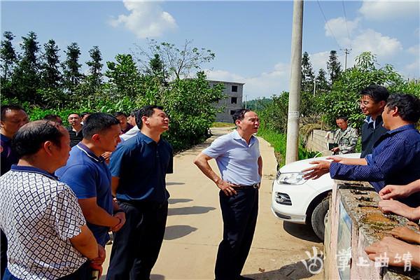 李文荣到宣威市海岱镇鲁河村委会调研