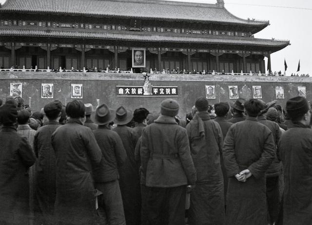 庆祝北平解放大会上,听取讲话的民众.1949年2月9日,北平.