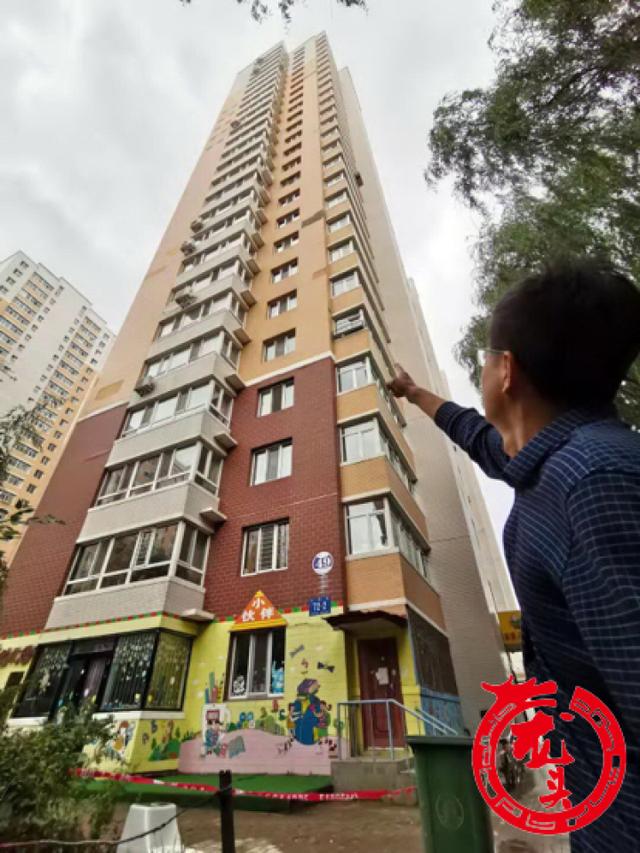 中北春城三期一高层外墙墙皮坠落 殃及楼下两辆车