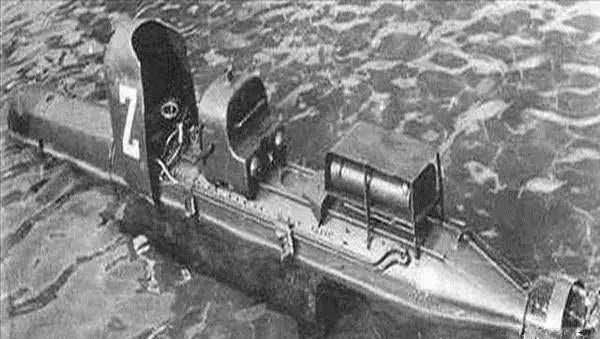 图为意大利载人鱼雷日本仿制的这款载人鱼雷被命名为——回天鱼雷,它