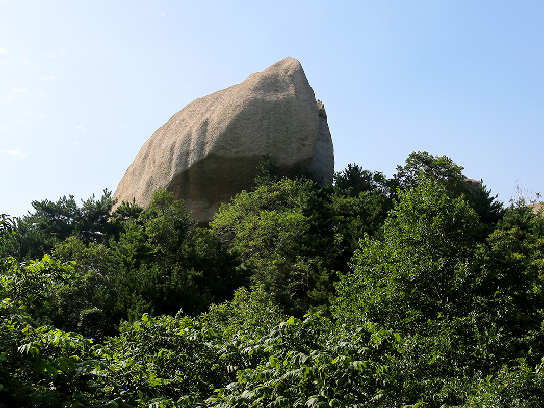 在洛阳天池山风景区,给我印象最深的是飞来石