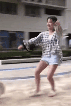 穿拖鞋遛阿拉撕家 妹子你真是胆子大