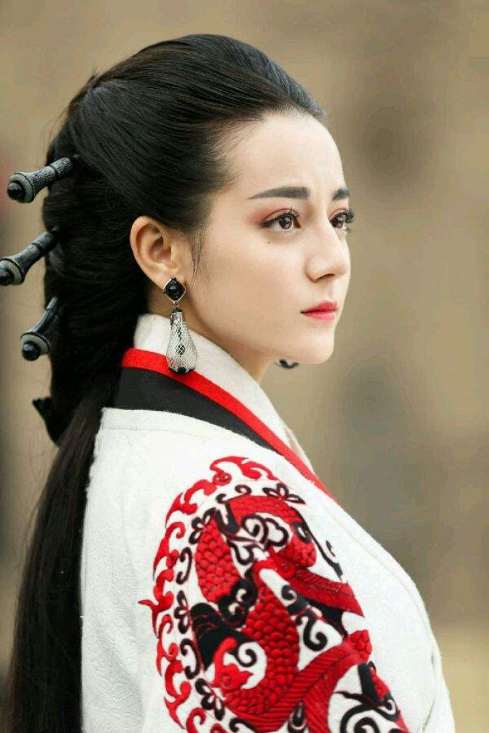 盘点迪丽热巴汉服造型丑得五花八门全靠颜值来撑