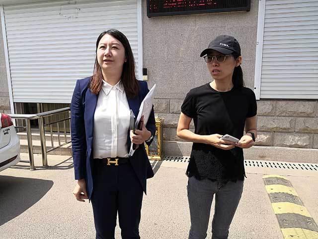 上午9时许,上海市黄浦区人民法院的4名法官来到现场,并从监狱园区正门