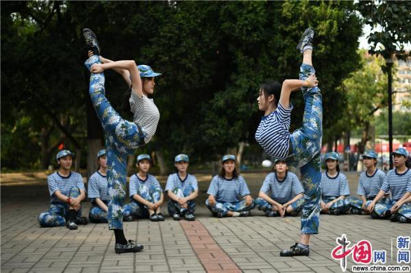 新生军训苦中作乐 山东师大舞蹈系女生秀"一字马"