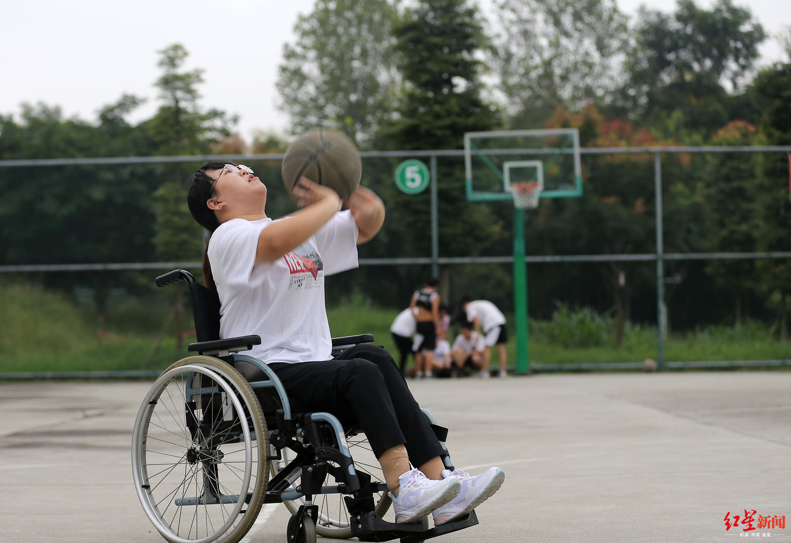 成都中医药大学,尚婷在篮球场练习