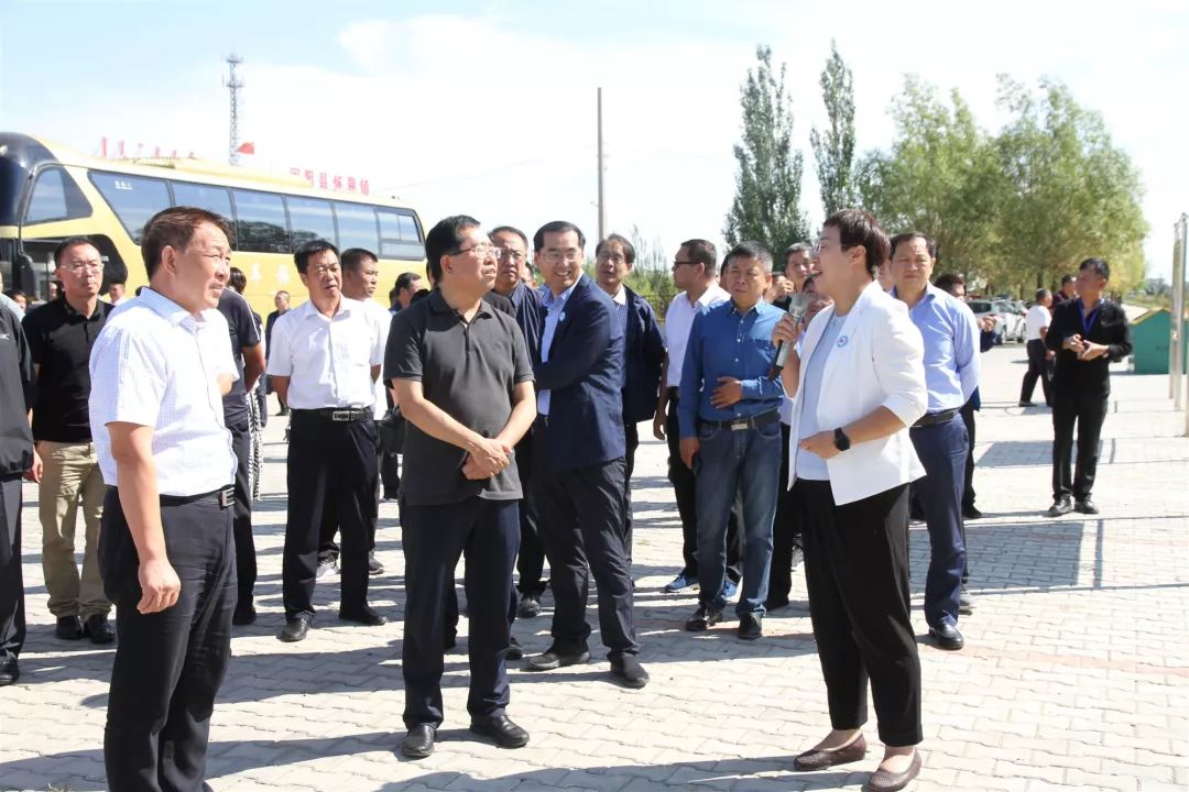 固阳县怀朔镇怀朔新村——————2在怀朔镇兴圣公村,参观团一行分别