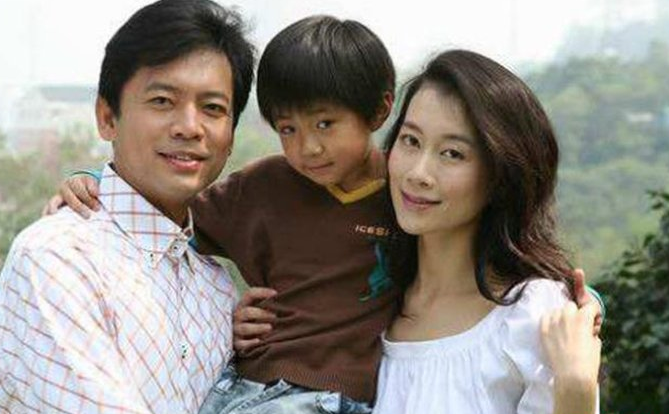 国家一级演员何政军,结婚几十年无绯闻,妻子是熟悉的她