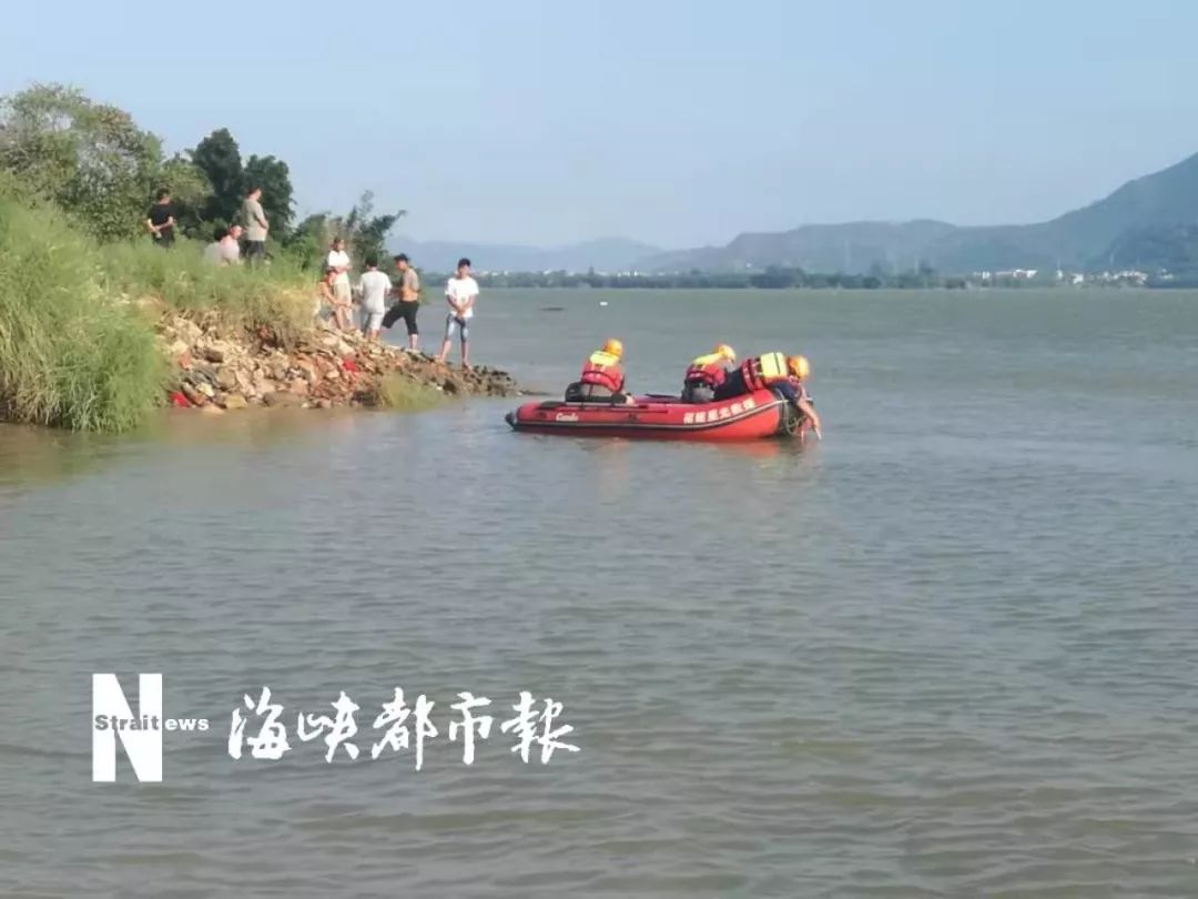 给一只小狗洗澡,三个小男孩相约来到福州登云水库,昨天中午,所有人都