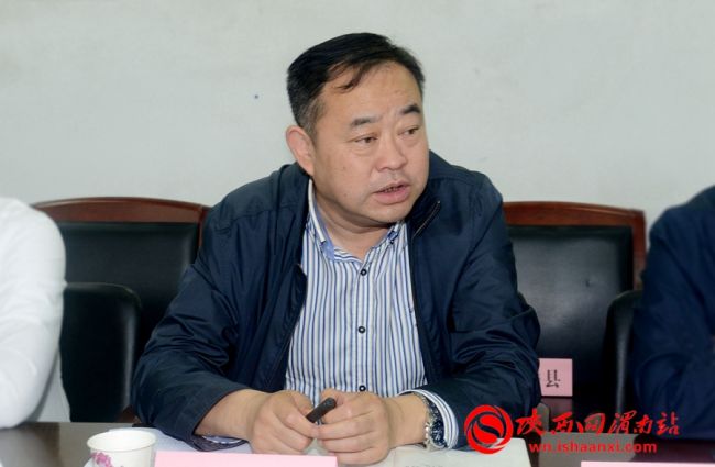 渭南市委政法委纪检组长姚宏斌主持座谈会.记者 杨大君 摄