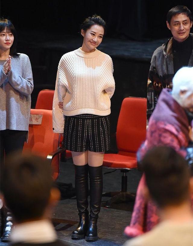 50岁许晴放飞自我一袭白色宽松裙现机场笑得像个孩子