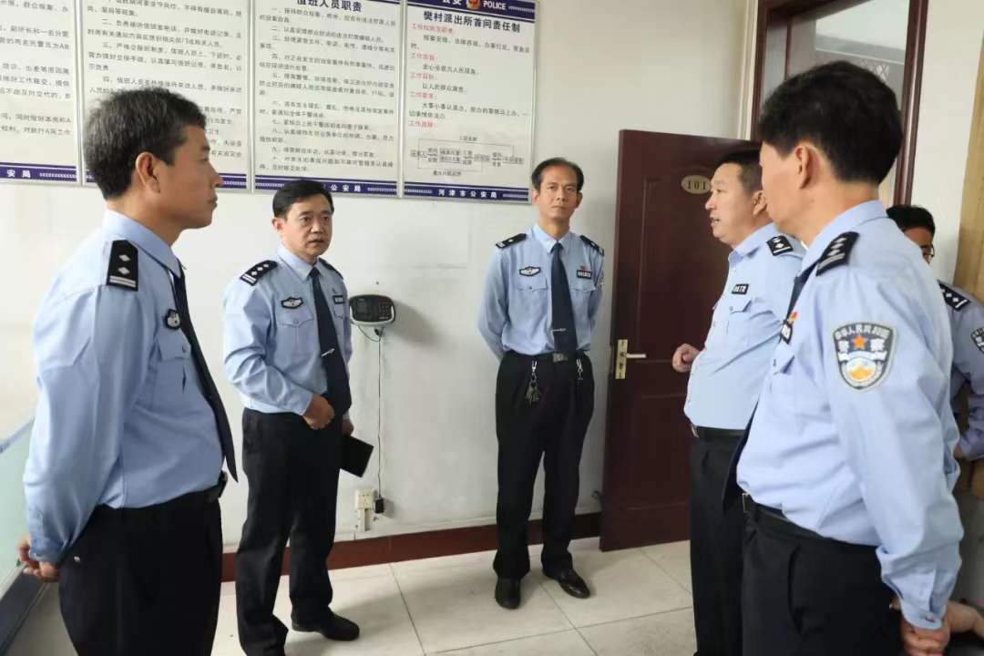 河津市公安局党委副书记,政委李回安深入基层检查国庆
