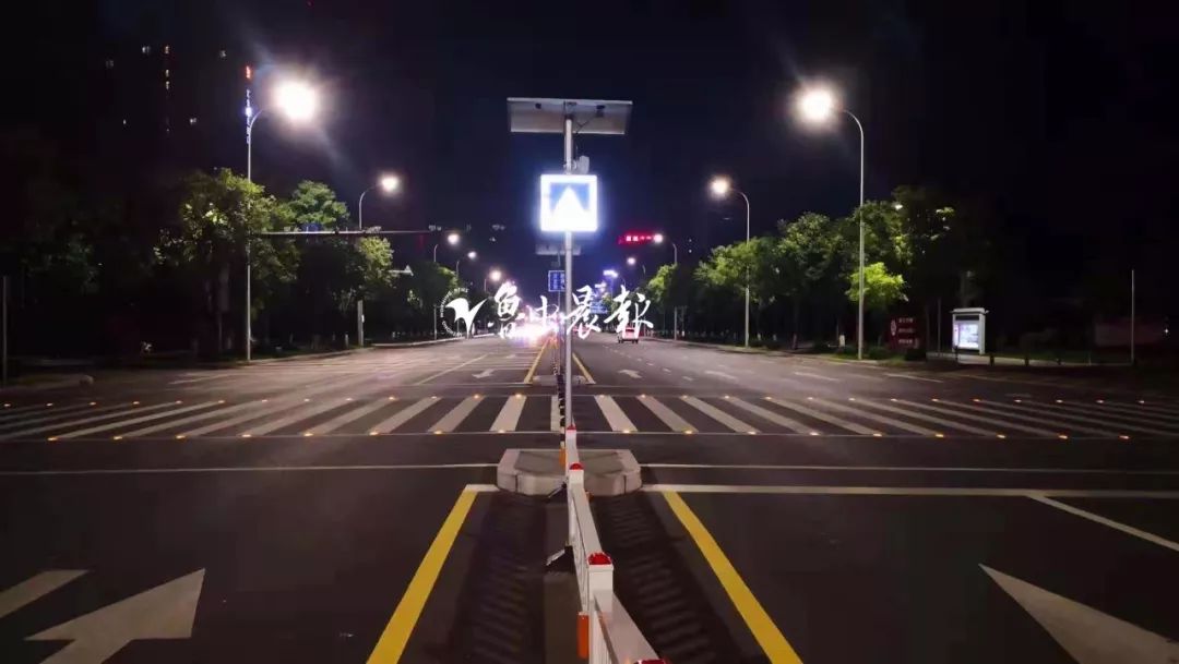 淄博马路上,有了智慧斑马线,夜间有人通行就发光!