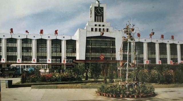呼和浩特站 1921年建成营业.1996年,呼和浩特站新站房建成投入使用.