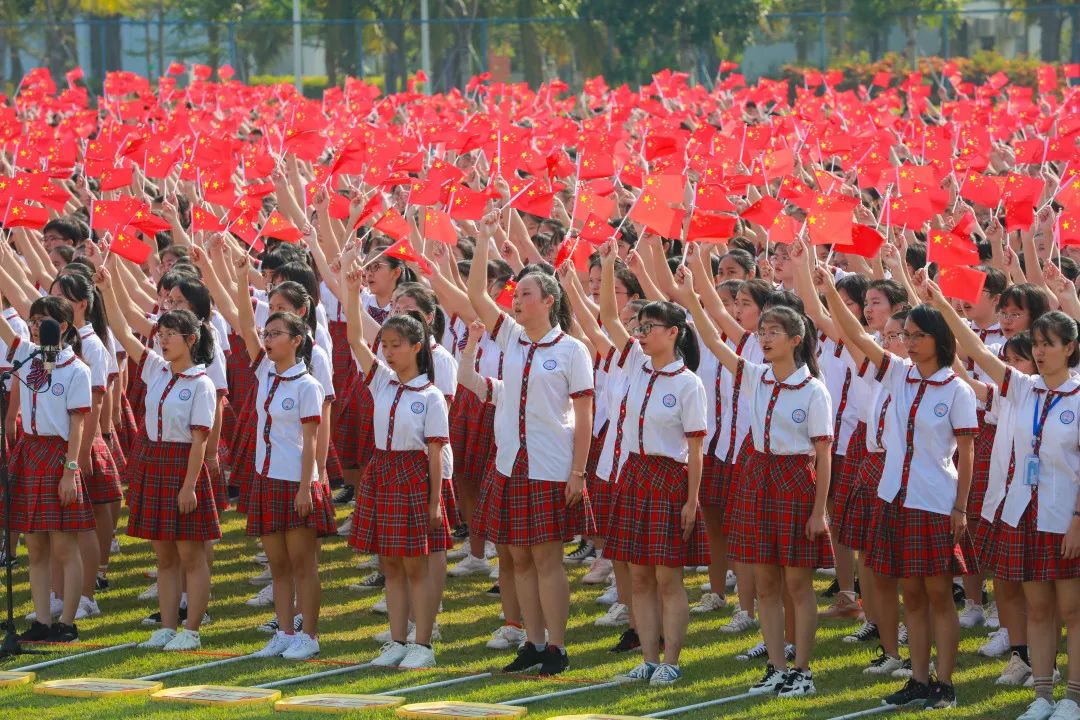 北师大万宁附中8000名师生同场齐唱《我爱你中国》