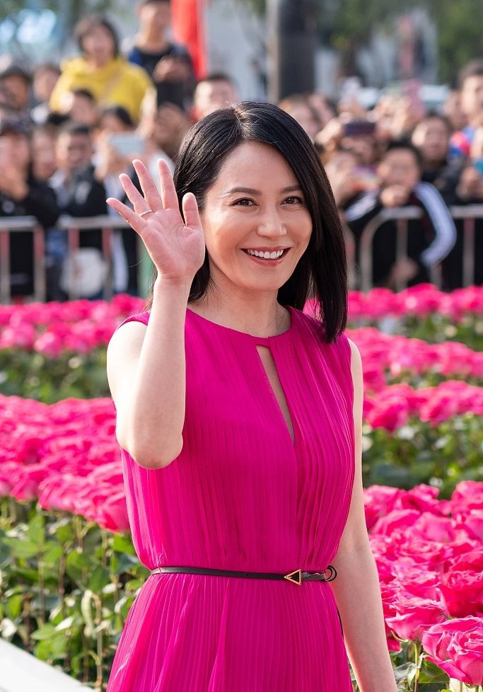 俞飞鸿低调现身,过肩长发配玫红长裙,48岁依旧美成焦点
