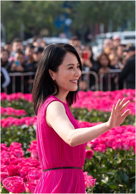 俞飞鸿低调现身,过肩长发配玫红长裙,48岁依旧美成焦点